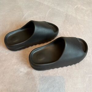 Yeezy Black Slides YS-01